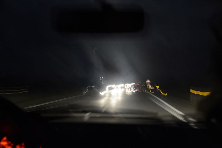 Carretera de noche vista desde el parabrisas