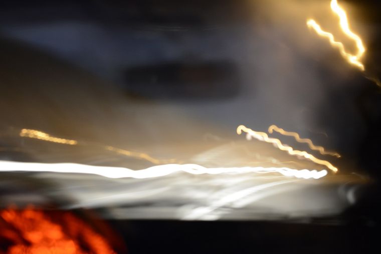 Luces de tráfico arrastradas en una exposición larga